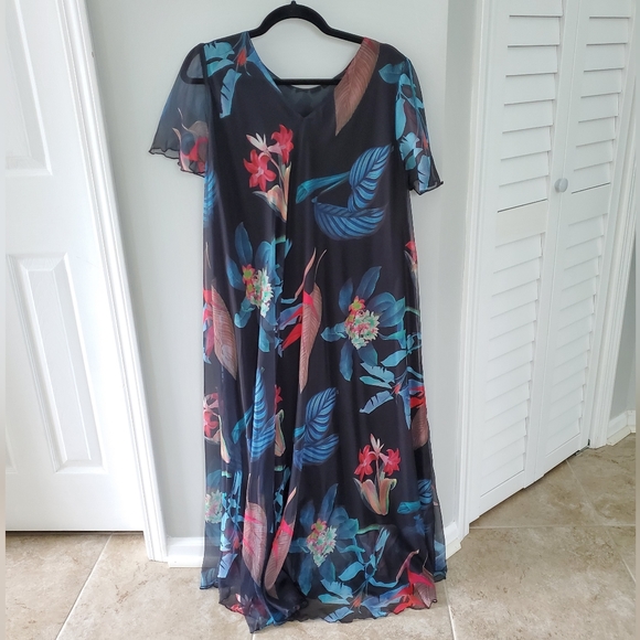 Flowy Floral Dress - Picture 4 of 11